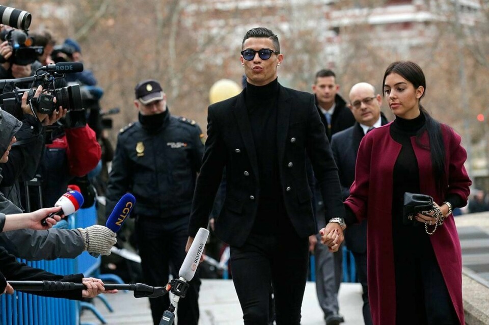 SKATTEFUSK: Bildet viser Cristiano Ronaldo på vei inn i retten i Madrid. Han må betale tilbake mange millioner kroner i skatt.