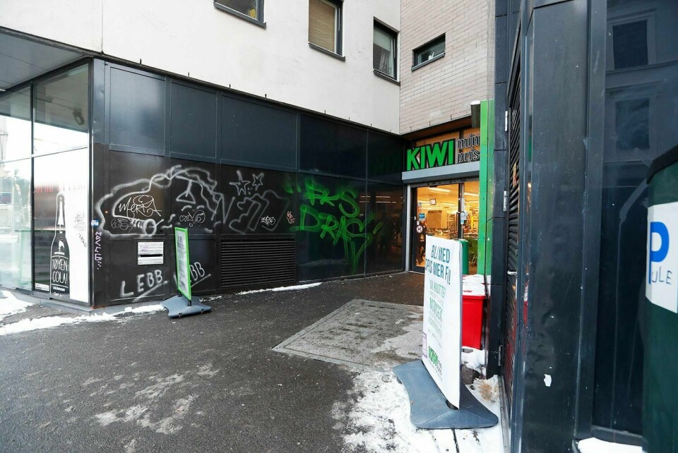 ETTERFORSKNING: En kvinne ble knivstukket på en butikk i Oslo. Det skjedde torsdag. POlitiet etterforsker saken som et terror-angrep.