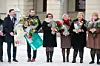 Bildet viser Dag Inge Ulstein, Kjell Ingolf Ropstad, Olaug V. Bollestad, Siv Jensen, Erna Solberg og Trine Skei Grande. Alle sammen fikk blomster da den nye regjeringen ble vist fram tirsdag.