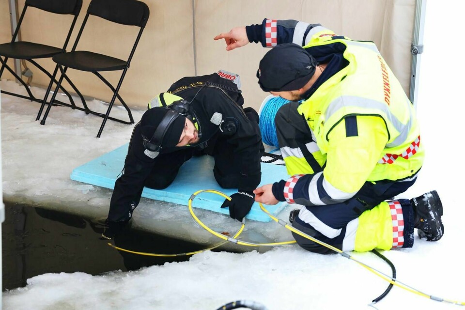 FUNN: Politiet har funnet ting i Langevannet i Lørenskog. De skal sjekkes.