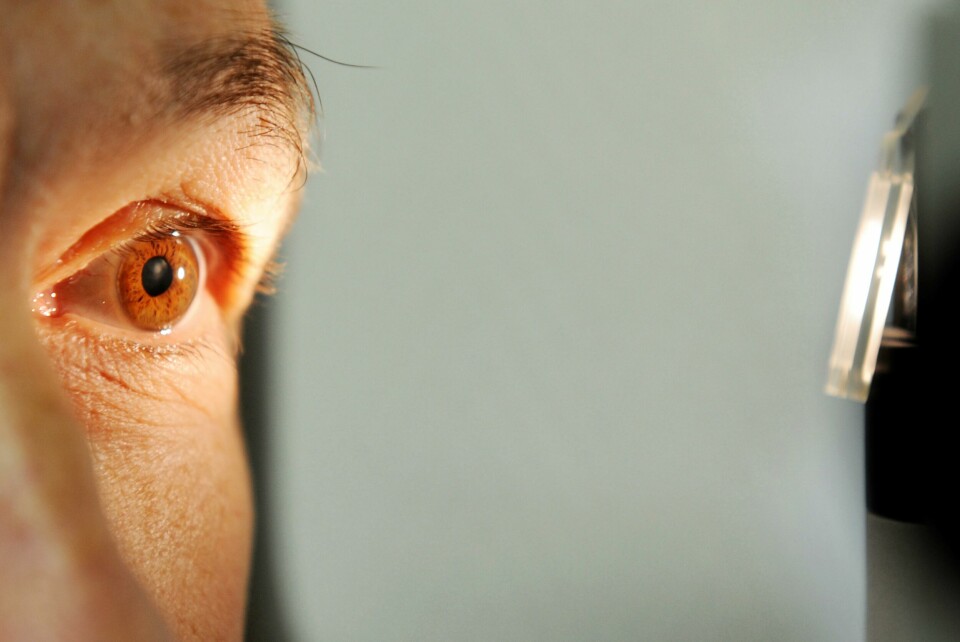 SMERTER: Gal styrke på briller eller linser kan gi smerter i øynene og hodepine, sier øyelege. Bildet viser et øye og en testmaskin på nært hold.