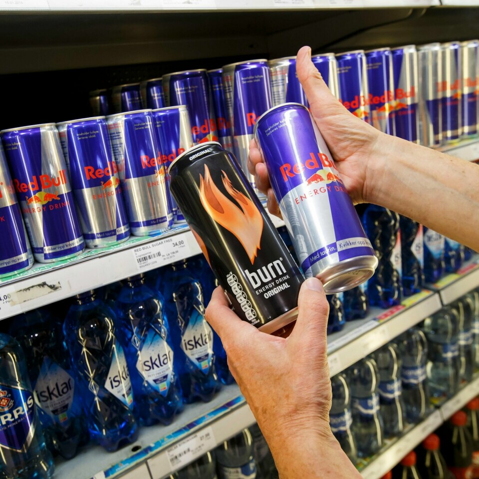 ENERGIDRIKK: Å drikke litt energidrikk er greit for barn. Men for mye kan være skadelig. Det viser en ny rapport.