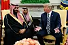 Bildet viser kronprins Mohammed bin Salman som snakker med president Donald Trump i USA.
