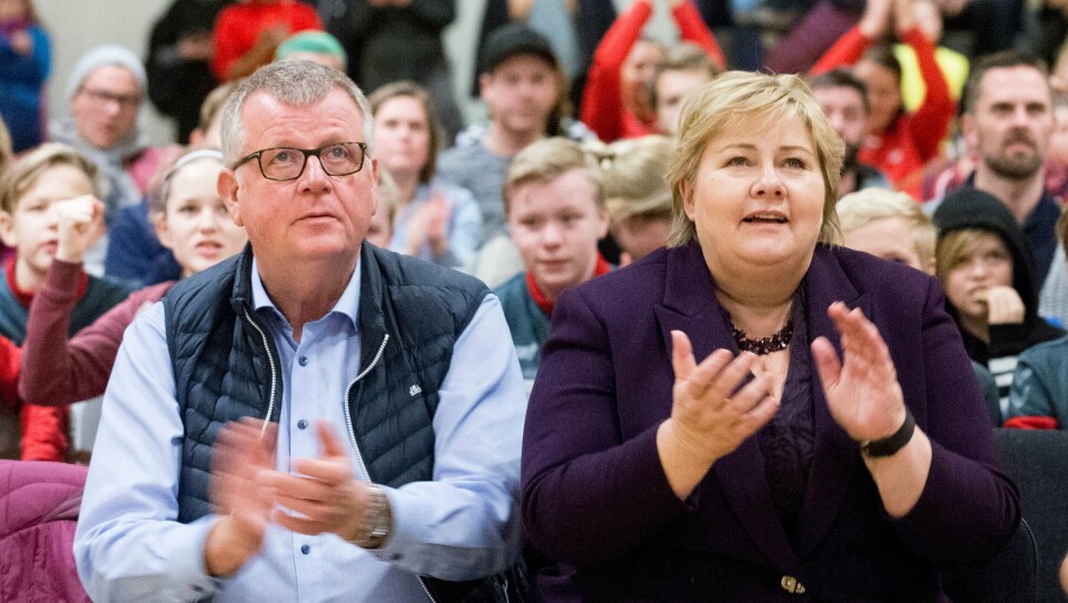 OPPRØR: Trøndelag Høyre krever at Trøndelag blir representert i regjeringen. Her er lederen Michael Momyr sammen med statsminister Erna Solberg under en kamp i håndball.