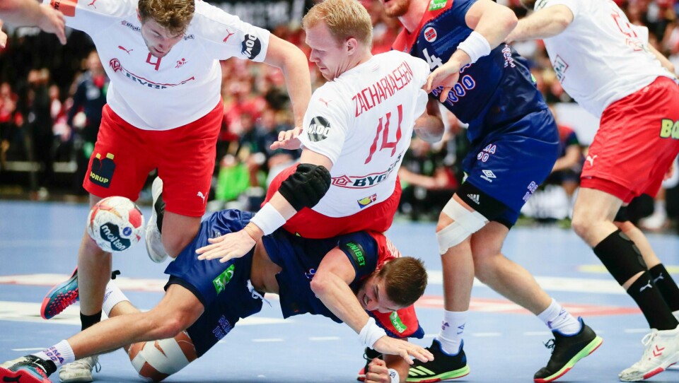 STOPPET: Danskene hadde lagt merke til den norske spilleren Bjarte Myrhol. De planla å stoppe ham. Norge tapte mot Danmark i VM-finalen i håndball for herrer.