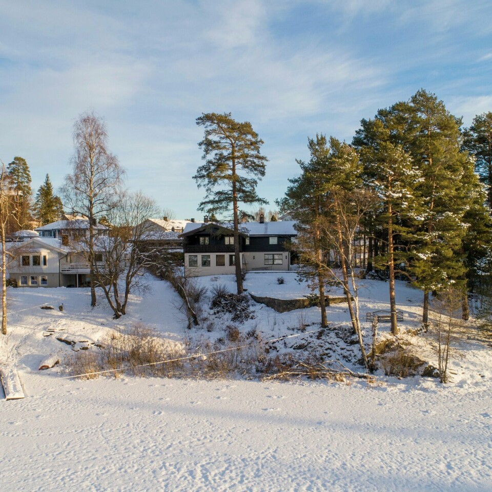 UNDERSØKELSER: Torsdag undersøkte politiet området rundt huset til Anne-Elisabeth Hagen. Politiet brukte en 3D-skanner i undersøkelsene.