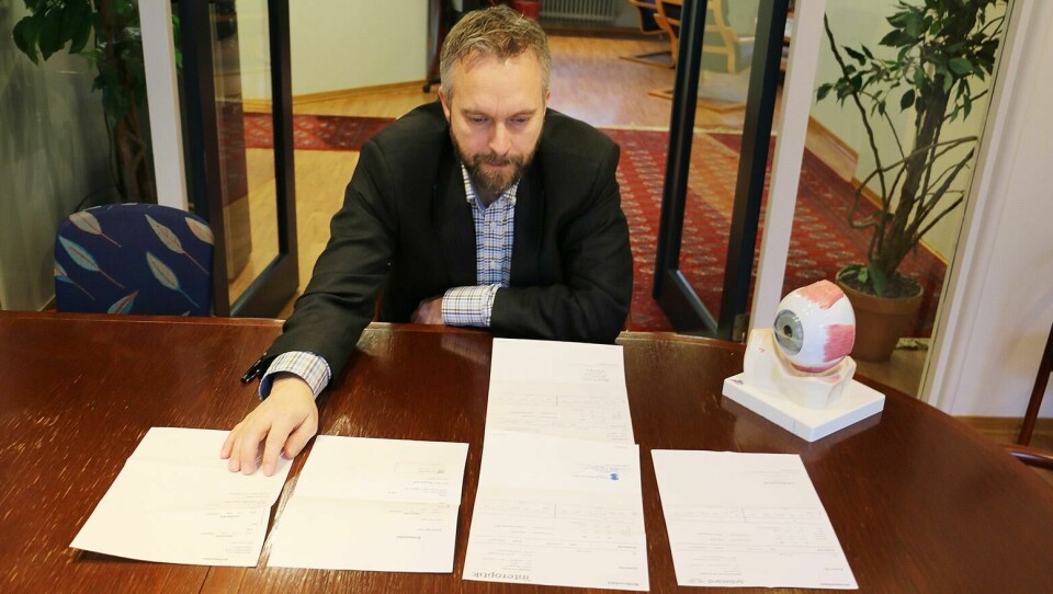 SJEKKET: Hans Torvald Haugo sjekket testene til Klar Tales journalist. Testen fra Specsavers skiller seg ut. – I dette tilfellet vil du fortsatt se uklart med briller fra Specsavers, sier han. Haugo er fagsjef i Norges Optikerforbund. Bildet viser Hans Torvald Haugo i Norges Optikerforbund.