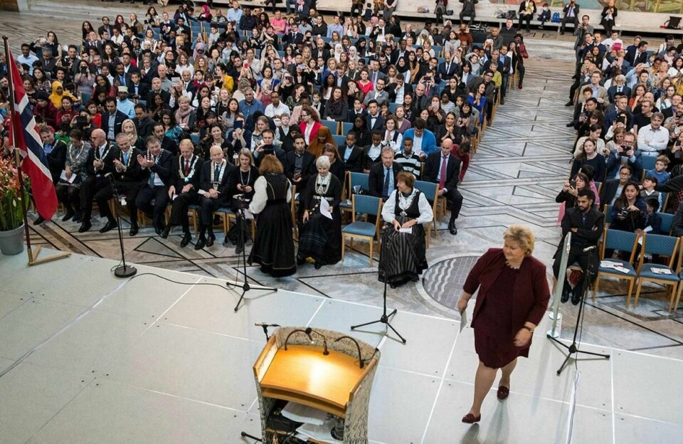 SEREMONI: Statsminister Erna Solberg ønsker nye nordmenn velkommen. Det var under en statsborger-seremoni i Oslo rådhus i november i fjor.