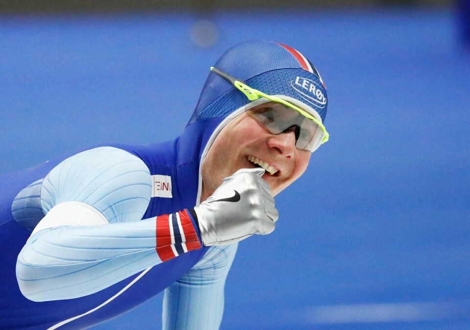 JUBLET: Sverre Lunde Pedersen går fort på skøyter. Han vant VM på 5000 meter torsdag.