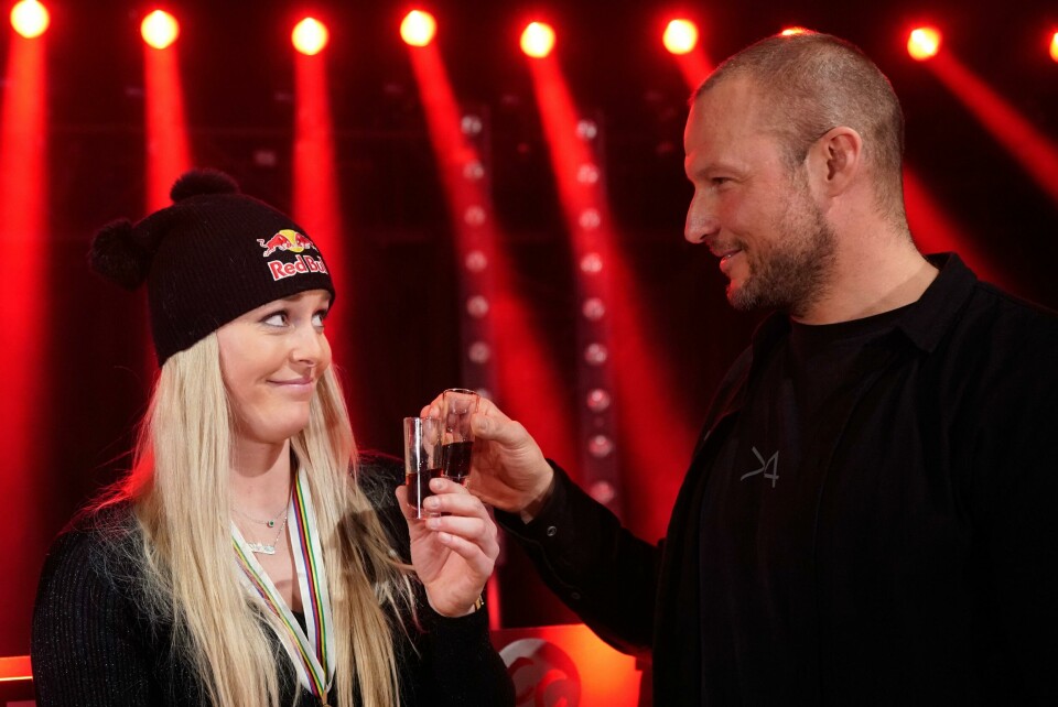SLUTT: Aksel Lund Svindal er stjerne i Norge. Lindsey Vonn er stjerne fra USA. Begge sluttet samtidig med alpint. Bildet viser Lindsey Vonn og Aksel Lund Svindal som skåler.