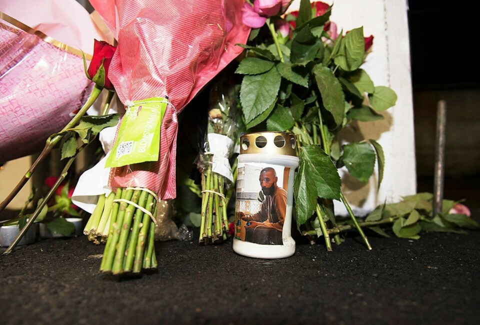 DREPT: Folk har lagt ned blomster ved stedet der Said Bassam Chataya ble drept fredag.