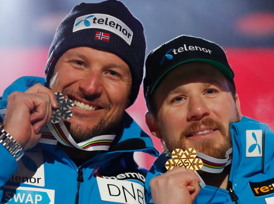 FEIRET: Aksel Lund Svindal (til høyre) tok sølv i sitt siste utfor i VM. Han var bare to hundredeler bak Kjetil Jansrud. Bildet viser Aksel Lund Svindal og Kjetil Jansrud. De viser fram VM-medaljene sine.
