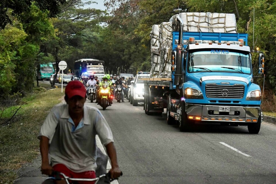 STOPP: Fly fra USA har kommet med nødhjelp. Men presidenten i Venezuela nekter å la hjelpen slippe inn i landet.