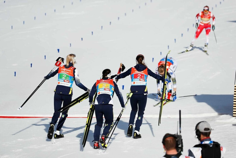 STAFETT: Det ble gull til Sverige i kvinnenes stafett i VM på ski. Therese Johaug ser svenske Stina Nilsson, Charlotte Kalla, Ebba Andersson og Frida Nilsson jubler for seier og VM-gull. Therese Johaug, Heidi Weng, Astrid Uhrenholdt Jacobsen og Ingvild Flugstad Østberg vant VM-sølv.
