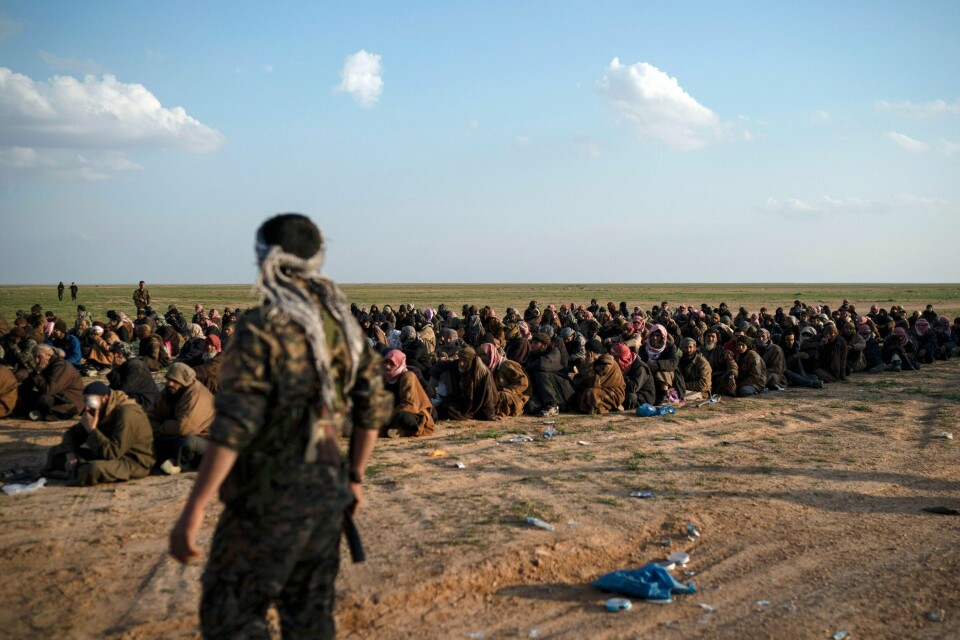 FLYKTER: Folk drar fra Baghouz øst i Syria. Det er det siste området som IS kontrollerer. Her venter flyktninger fra byen på å bli sjekket av soldater fra gruppa Syrian Democratic Forces (SDF).