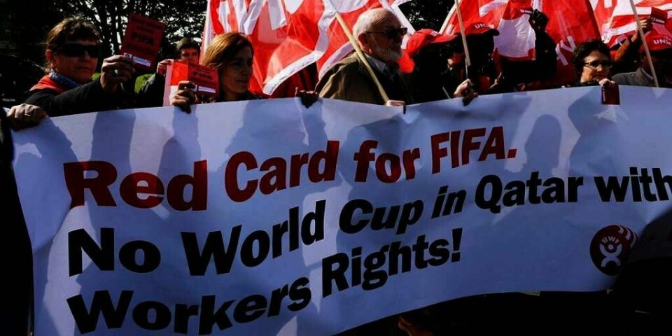 FLYTTER VM: Fotball-organisasjonen FIFA får mye kritkk fordi fotball VM arrangeres i Qatar. Det er for varmt, mange arbeider blir utnyttet.