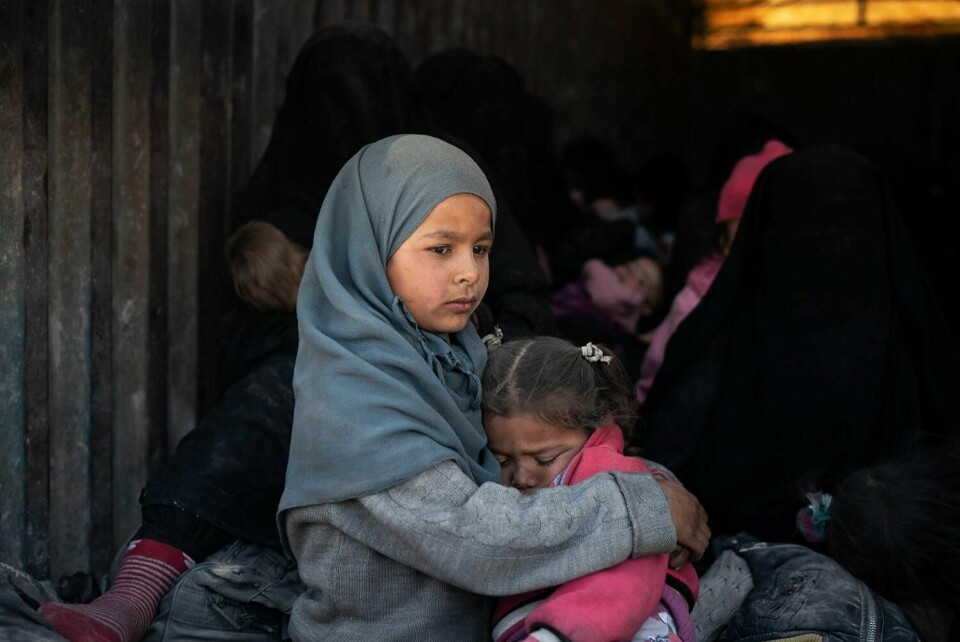 HJEM: Det bor mange barn i leire i Syria. Redd Barna mener utenlandske barn bør hentes til landet de er fra. Disse to jentene er hentet fra et IS-område og er underveis til en leir.