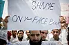 Bildet viser folk som protesterer mot Facebook i Pakistan i 2010.