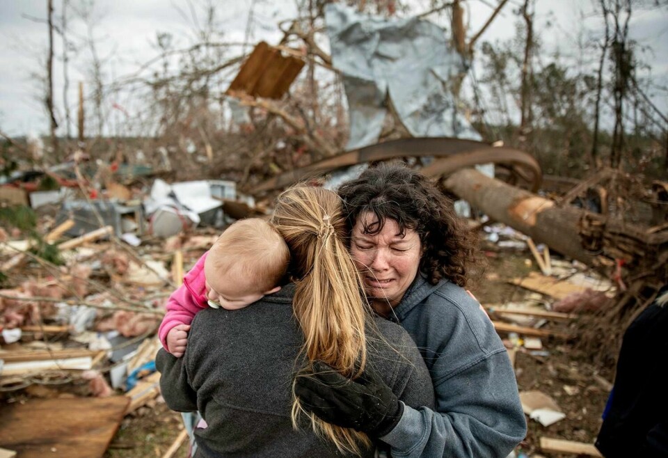 ØDELAGT: Tornadoen har ødelagt hus og boligområder. Minst 23 mennesker er døde. Trolig finnes det flere i ruinene. Carol Deans mann døde tornadoen. Vinden ødela huset han var i. Her klemmer hun Megan Anderson og hennes datter Madilyn.