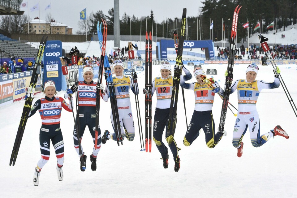 SØLV: Norges kvinner tok sølv på lagsprint i verdenscupen i Lahti. Her er to fra Norges lag med vinnere og bronsevinnere fra Sverige. Fra venstre: Maiken Caspersen Falla og Tiril Udnes Weng , Maja Dahlqvist og Ida Ingemarsdotter, og Evelina Settlin og Hanna Falk. Bildet viser lagvinnere i kvinnenes sprint i langrenn i verdenscupen.