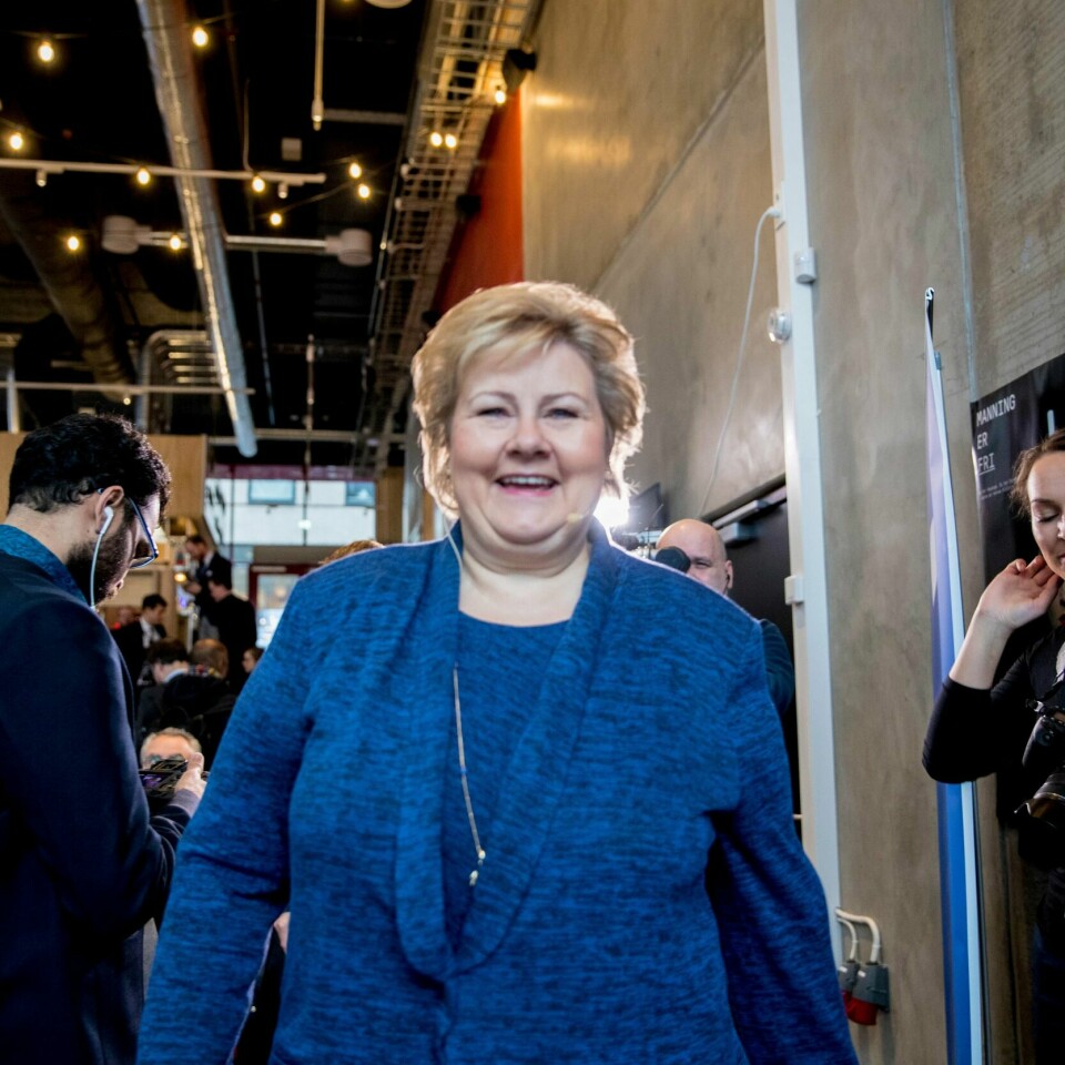 KRITISK: Statsminister Erna Solberg er kritisk til forestillingen «Ways of seeing». I forestillingen blir det vist bilder av huset til Tor Mikkel Wara. Han er justisminister i Norge.