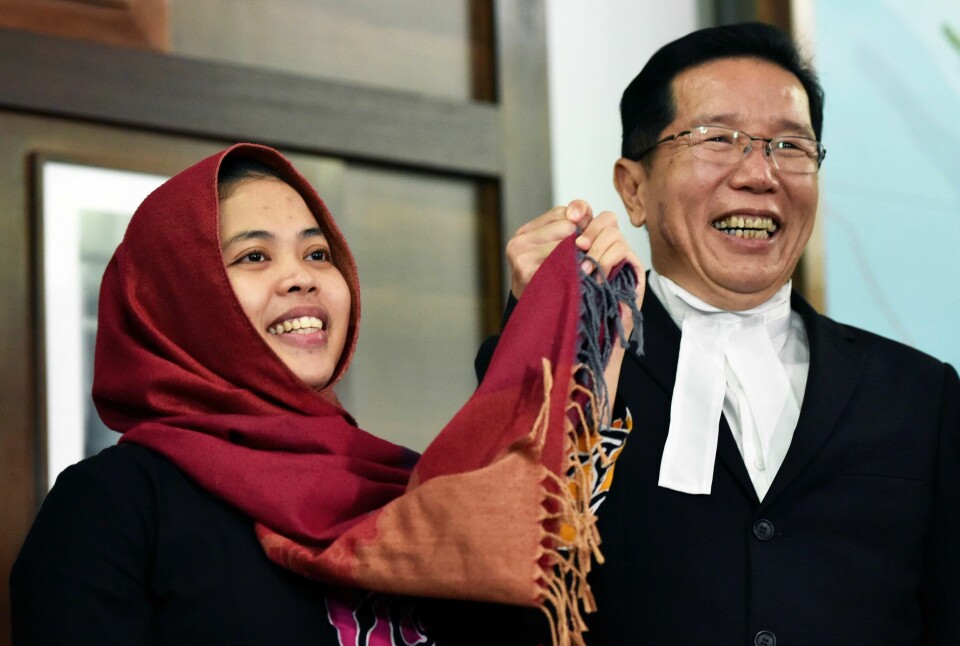 FRI: Siti Aisyah jubler sammen med én av dem som hjalp henne. Bildet er tatt på Indonesias ambassade i Malaysia. Aisyah fra Indonesia slapp fri etter drapet på broren til Kim Jong-un.