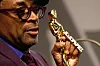 Bildet viser Spike Lee med en Oscar.