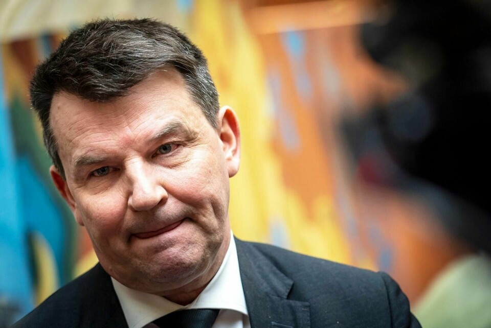 SJOKKERT: Samboeren til justisminister Tor Mikkel Wara er pågrepet. Politiet mener at hun selv har tent på familiens bil. Wara (bildet) snakket selv om hendelsen onsdag. Foto: Heiko Junge / NTB scanpix