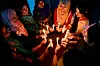 Bildet viser kvinner i I Bangladesh i hovedstaden Dhaka. De møtes for å tenne lys.