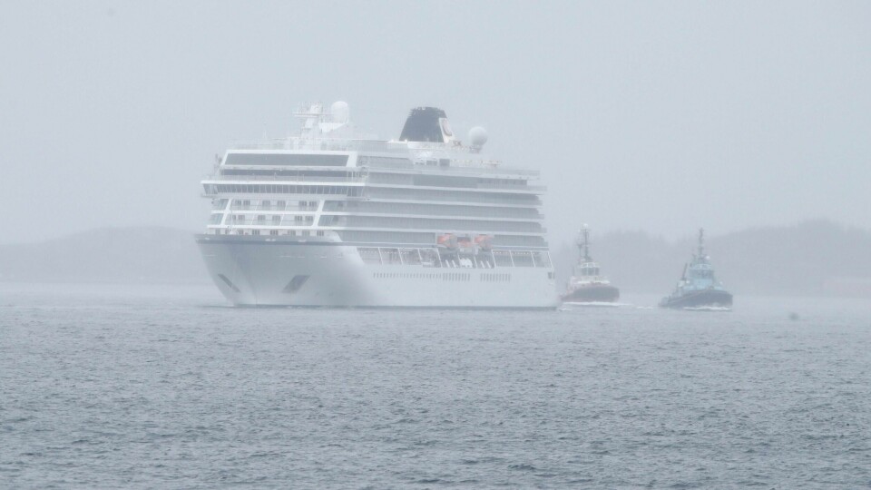 PROBLEMER: Cruiseskipet Viking Sky fikk trøbbel. Folk måtte reddes ut av skipet lørdag.