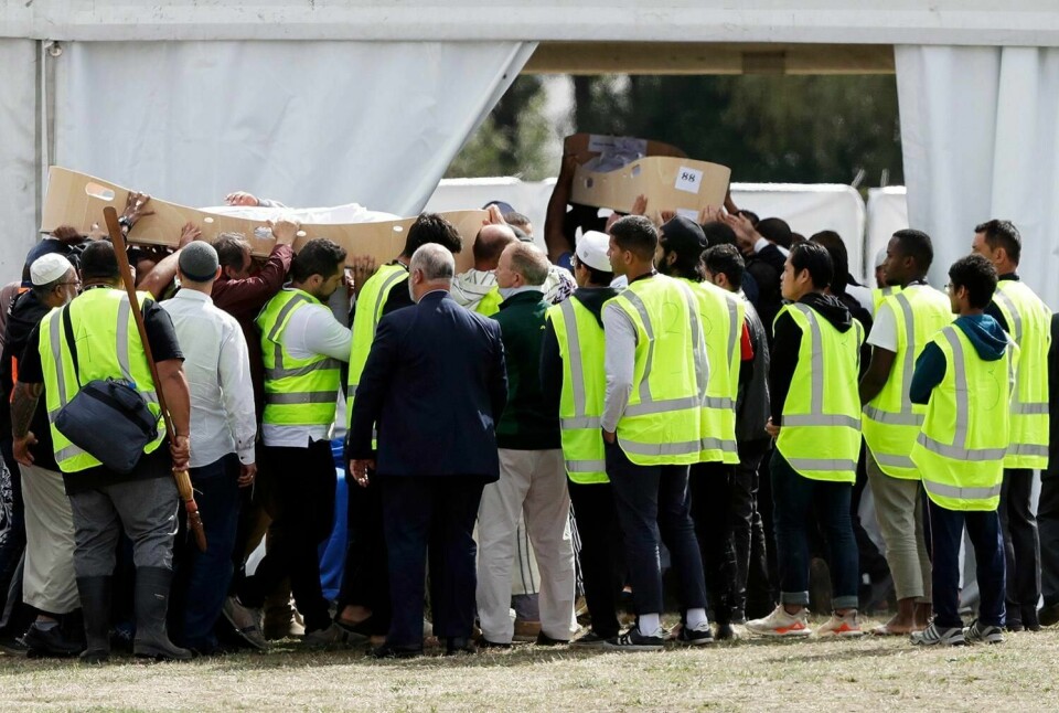 SEREMONI: De to første ofrene etter terroren i Christchurch ble begravd. Familie og venner bærer ofrene til gravlunden.