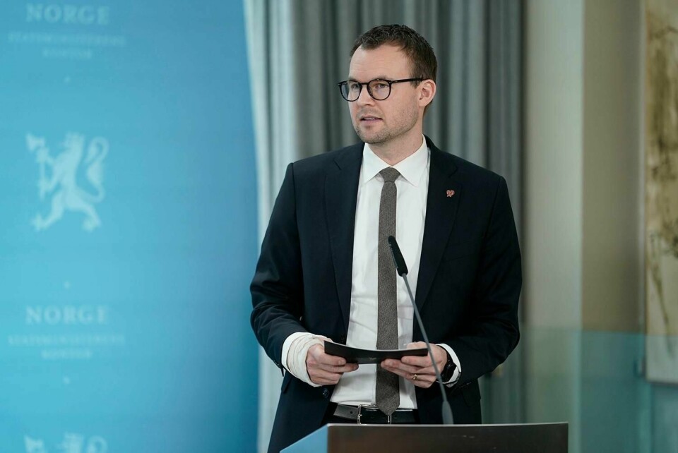 OPPFORDRING: Barne- og familieminister Kjell Ingolf Ropstad ber folk om å teste seg for korona-virus. Selv om du kun har milde symptomer.