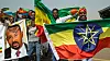 Bildet viser folk som jubler med flagg fra Eritrea og Etiopia.