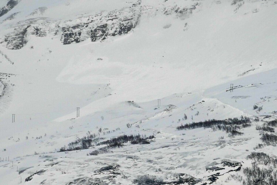 SNØSKRED: To menn døde i et snøskred i Sørfold i Nordland tirsdag. De ble funnet i rasets 'tunge' , som synes midt på bildet.