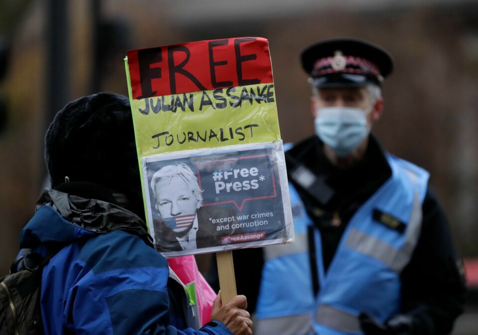 RETTSAK: En demonstrant utenfor rettssalen i London.