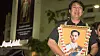 Bildet viser en mann som sørger over kong Bhumibol.