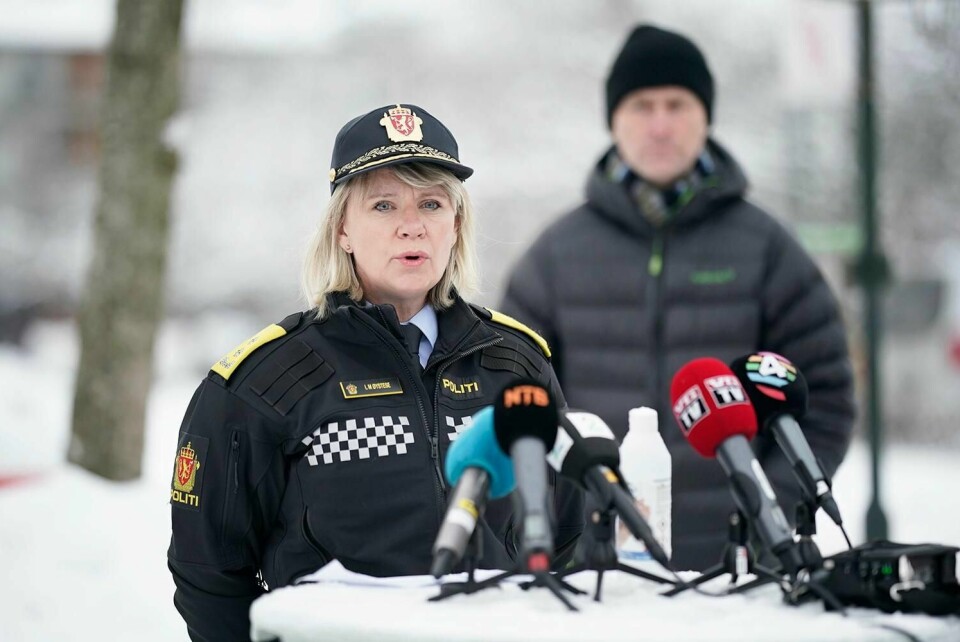 DØDE: - Det er ikke lenger håp om å finne overlevende i skredet. Det sa politimester Ida Melbo Øystese tirsdag. Hun var med på en presse-konferase om jordraset i Ask i Gjerdrum. Ordfører Anders Østensen til høyre i bildet.