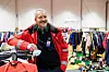 Holter 20210104. 
Korpsleder Øyvind Ordemann i Røde Kors Hjelpekorps leder organiseringen av mottaket i Holterhallen i Nannestad kommune. Frivillige frakter varer, klær og materiell inn og ut av Holterhallen. Folk leverer klær og materiell til hallen og evakuerte og trengende etter jordraset kommer for å få det de trenger.
Foto: Lise Åserud / NTB