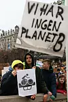 Bildet viser ungdommer med plakater. De streiker for klimasaken foran Stortinget i Oslo.