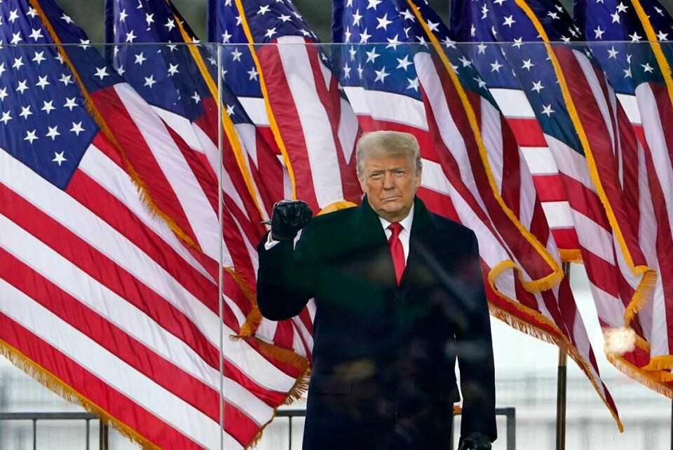 FORDØMMER: Donald Trump sier nå at han fordømmer de som stormet inn i Kongressen.