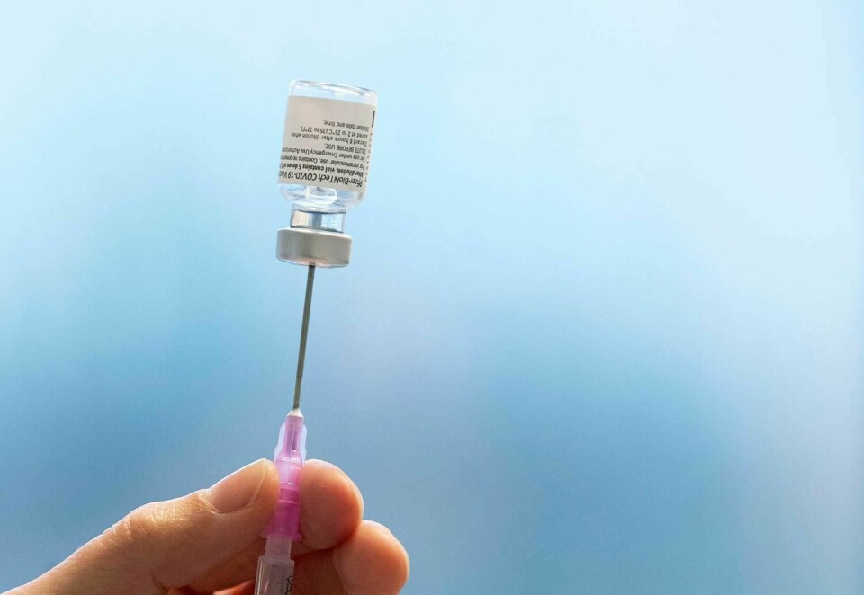 En sprøyte med den nye covid-19-vaksinen fra Pfizer og Biontech. Vaksineringen går nå raskt i Europa. Diskusjonen om hvilke regler som skal gjelde for vaksinerte har startet.