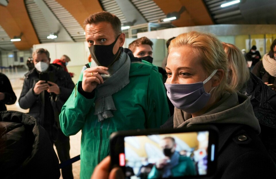 PÅGREPET: Opposisjonslederen Aleksej Navalnyj kom tilbake til Russland søndag kveld. Han reiste sammen med kona Yulia. Rett etterpå ble han pågrepet av politiet i Russland.