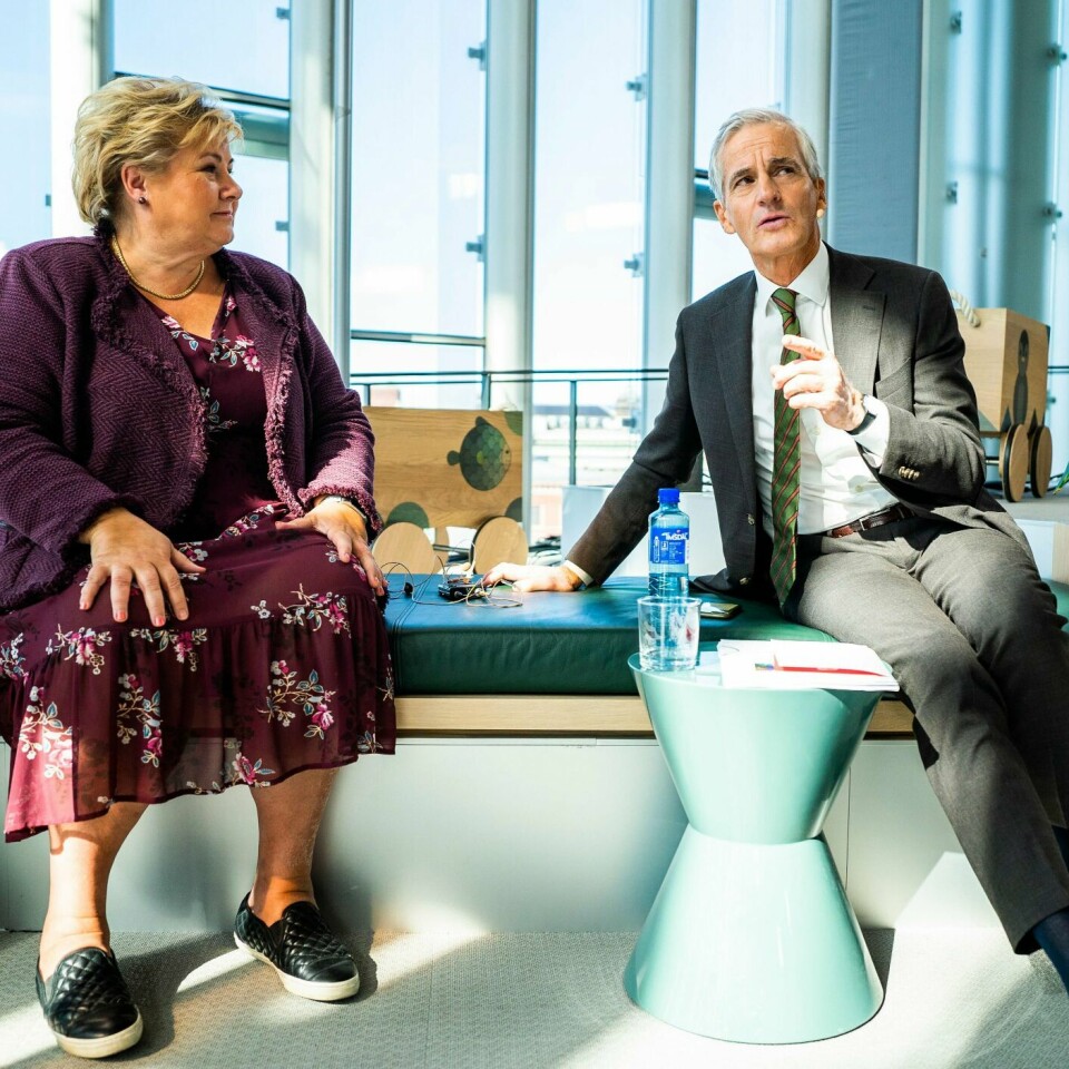 UENIGE: Statsminister Erna Solberg er fra partiet Høyre. Jonas Gahr Støre er fra Ap. De er uenige om permittering.