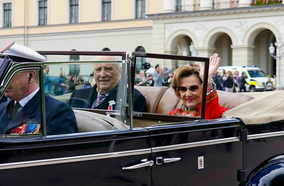 VAKSINERT: Kong Harald og dronning Sonja på 17. mai i fjor.