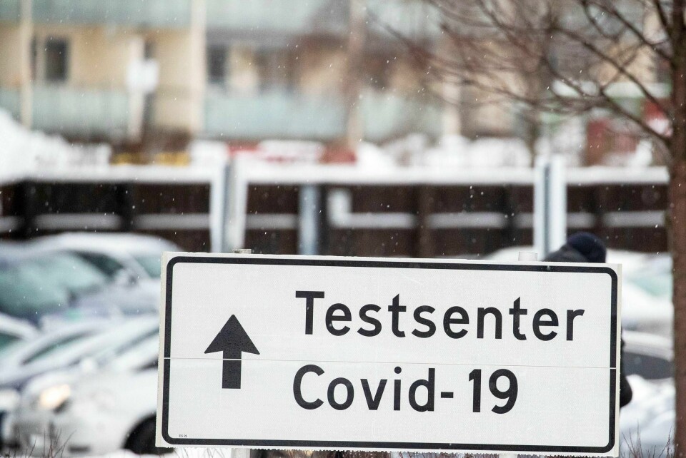TESTER: Folk fortsetter å teste seg med mistanke om korona-smitte. I Oslo synker tallet på smittede noe.