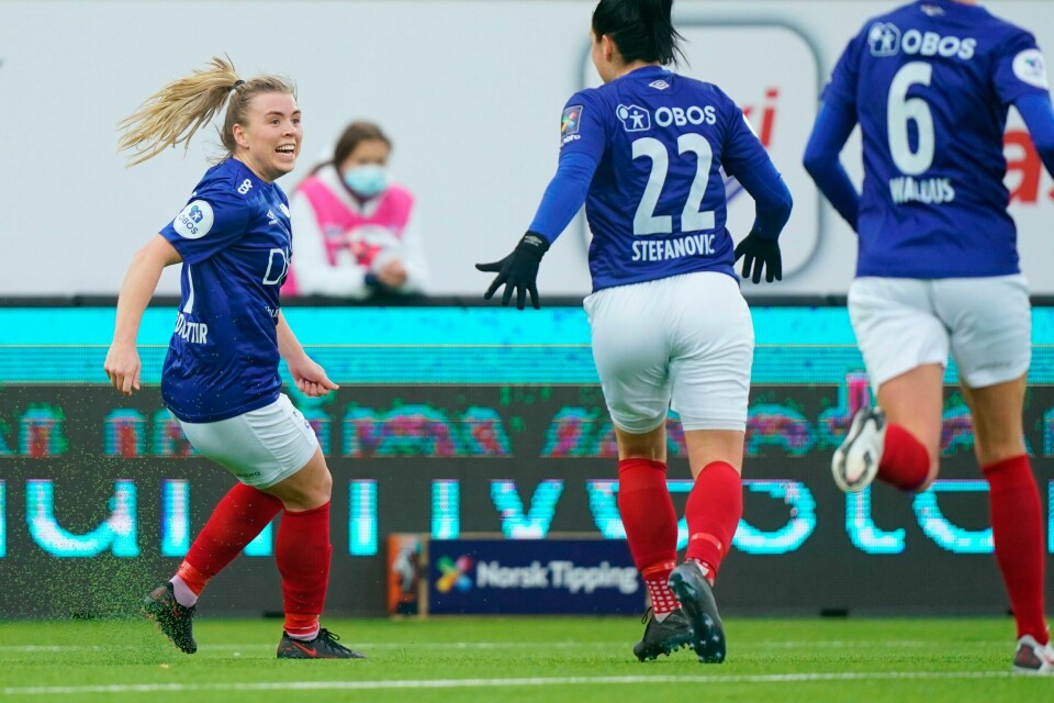 REISER: Vålerenga reiser til Kypros for å spille kamp. Det er ikke mulig for Brøndby fra Danmark å reise inn til Norge for å spille. Bildet er av tre spillere på Vålerenga Damer. De jubler etter et mål.