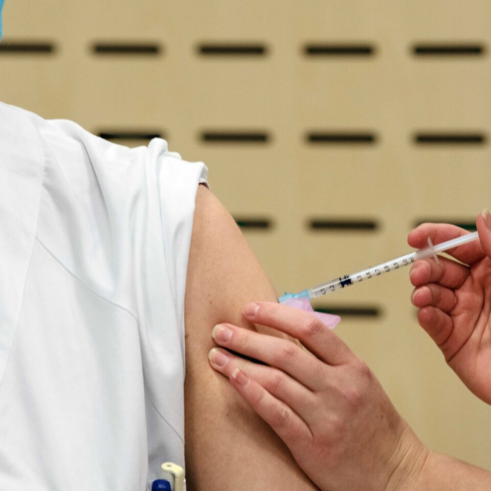 VAKSINE: Mange får vaksine mot korona-virus. Framover skal alle som vil, få den.