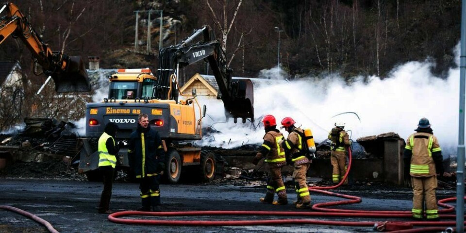 RYDDER: 23 hus brant ned i Lærdal i Sogn og Fjordane i helgen. Mandag besøkte statsminister Erna Solberg Lærdal.