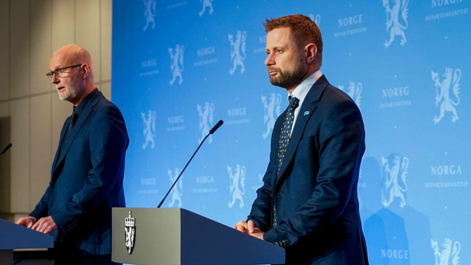 REGLER: 15 kommuner får nye korona-regler. Helseminister Bent Høie fortalte om disse søndag kveld. Han står sammen med helsedirektør Bjørn Guldvog.