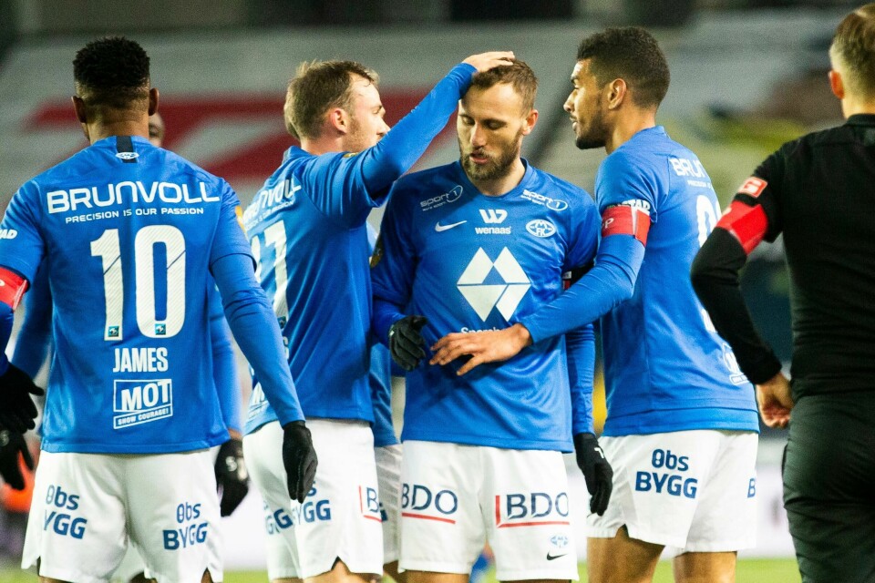 REISER: Molde skal også spille i utlandet. Det er ukjent hvor de skal spille. Det eneste som er sikkert er at den blir utenfor Norge. Hoffenheim fra Tyskland får ikke reise inn i Norge. Bildet er av fotballspillere på Molde. De feirer et mål.